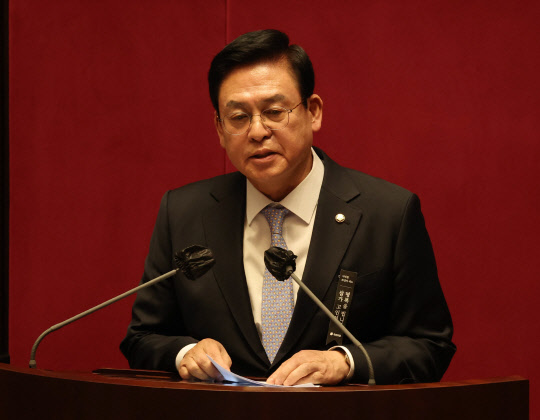 국민의힘 최다선(5선) 일원인 정우택 의원(충북 청주 상당구)이 10일 국회 본회의에서 제21대 국회 후반기 여당 몫 국회부의장으로 공식 선출된 뒤 인사말을 하고 있다. 정 의원은 이날 열린 국회 본회의에서 실시한 '국회부의장 보궐선거'에서 총투표수 227표 중 199표를 얻어 국회부의장에 당선됐다.<연합뉴스>